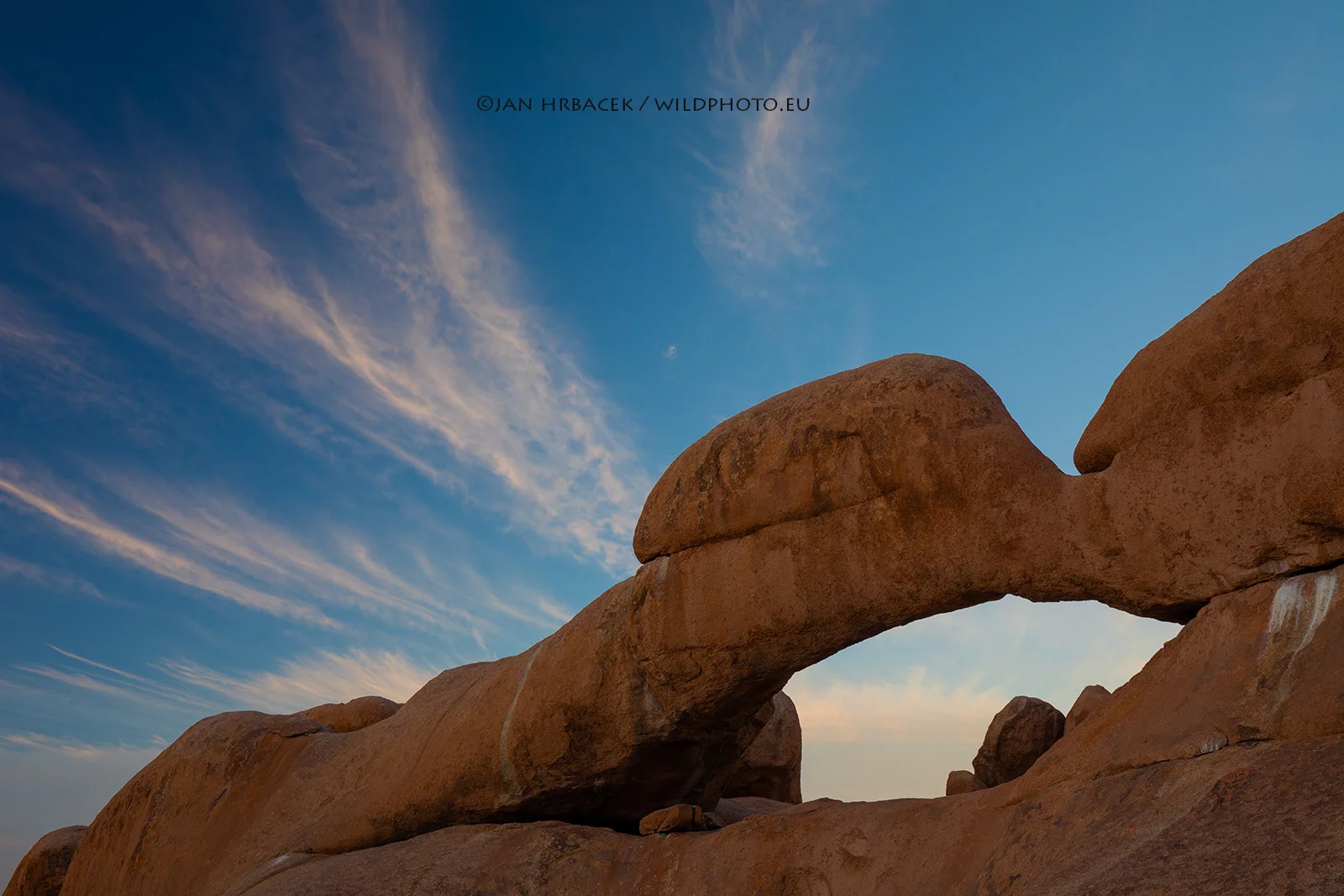 Skalní brána u Spitzkoppe, Namibie